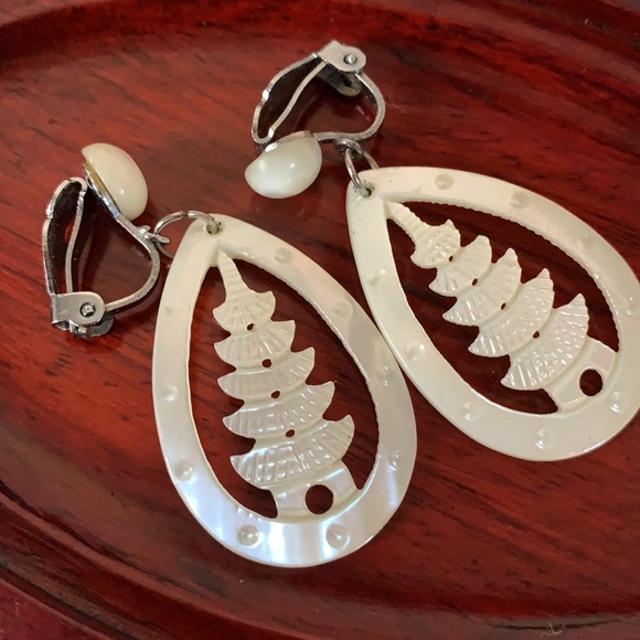 Asian MOP Shell Pagoda Tear Drop Clip on Earrings - Picture 2 of 3